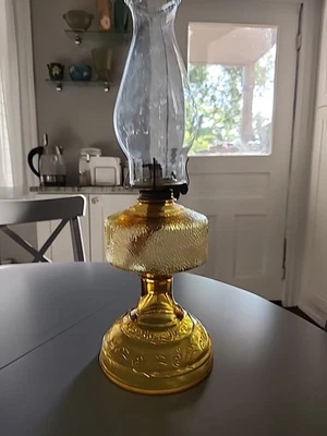 Lámpara de aceite vintage Hurricane amarillo ámbar vidrio vid rollo quemador Risdon Eagle Foto 1 de 4