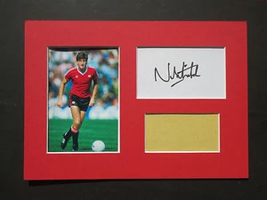 MANCHESTER UNITED NORMAN WHITESIDE SIGNED A4 MOUNTED CARD & PHOTO DISPLAY - COA - Picture 1 of 3