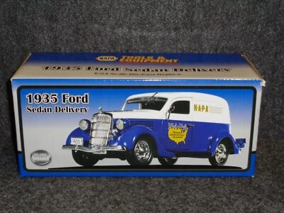 Camión diecast Ford 1935 sedán furgoneta de reparto Crown Premiums 1:24 B Napa autopartes Foto 1 de 4