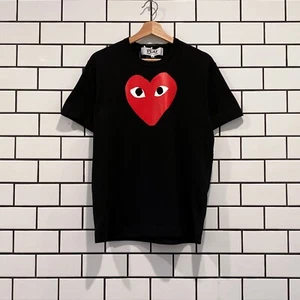 CAMISETA COMME DES GARCONS CDG PLAY IMPRESA CORAZÓN ROJO NEGRA AZ-T112-051-1 - Imagen 1 de 2