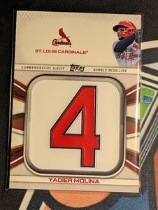Camiseta Topps 2022 número medallón reliquias conmemorativas Yadier Molina JNM-YM - Imagen 1 de 2