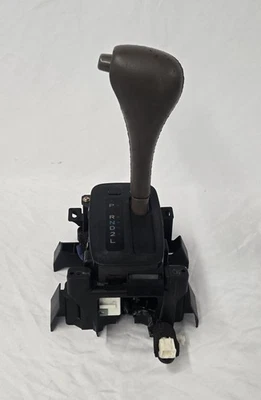 Toyota Camry SDN XLE 1998 2,2 L transmisión automática Conjunto de palanca de cambios de piso de engranajes. Foto 1 de 4