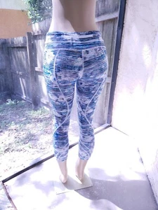 LULULEMON Inspire Crop II Blurry Belle FGRT white blue print Size 6  - Picture 1 of 6