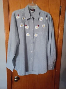 P.G.B. Blau weiß Nadelstreifen Stickerei Gänseblümchen Marienkäfer LNG Ärmel Shirt L-48" Büste - Bild 1 von 10