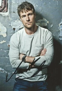 KRONATIONSSTRASSE: MARC BAYLIS 'ROB DONOVAN' SIGNIERT 6x4 PORTRÄTFOTO + COA - Bild 1 von 1