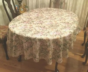 Table cloth 82 x 60 with flowers, light green , with 2 napkin sets 19x19 in - Picture 1 of 11