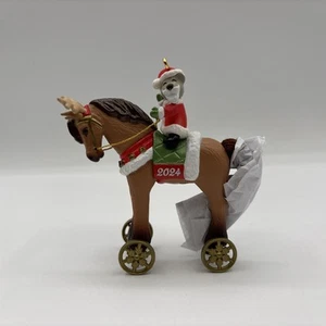 Hallmark Keepsake 2024 Un pony para Navidad - Adorno de árbol de Navidad 27 en ser - Imagen 1 de 12