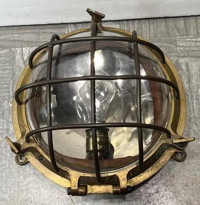 Antigua jaula mampara marina de latón luz redonda barco de vidrio con logotipo de ancla Foto 1 de 4