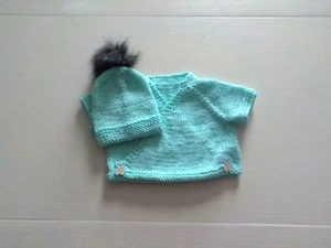 Handgestrickte Cross Over Jacke mit passender Mütze + Fellbommel - Bild 1 von 4