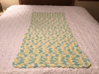 Ручной работы вязаный Baby одеяло диван бросить афганский размер 56 X 27 желтый зеленый - Изображение 1 из 4