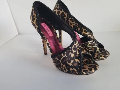 Zapatos de tacón alto Betsey Johnson Walter satinado estampado de leopardo talla 8M Foto 1 de 4