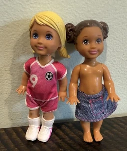 Muñeca Barbie Chelsea repuesto de fútbol rubia morena lote 2 - Imagen 1 de 4