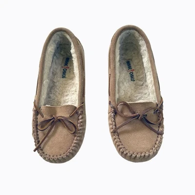 Zapatilla mocasín de gamuza tostada Minnetonka 10 mujeres forrada de piel suela de goma acogedora salón Foto 1 de 4
