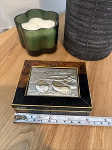Portagioie vintage piccolo in legno con piano in argento e coperchio incernierato scena mare - Foto 1 di 4