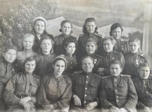 Foto de colección de chicas guapas soldados cariñosas atractivas mujeres jóvenes URSS - Imagen 1 de 3