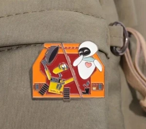 Wall.E and Eve 2 pin set enamel pin - Free AU Post - AU Stock - Picture 1 of 6