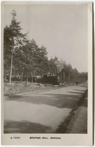 STATION HILL, BORDON, TRAIN, RAILWAY - Hampshire Postcard - Picture 1 of 2