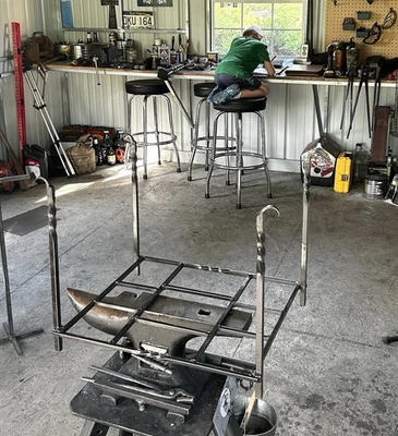 Cepillo de chimenea forjado a mano y forja soldado póker con estante forjado y soldado Foto 1 de 4