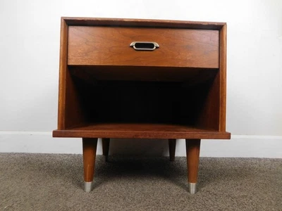 De colección Años 60 Nogal Mesita de Noche Librería Tapa Húmeda Formica Superior Cono Patas Mesa Auxiliar MCM Foto 1 de 4