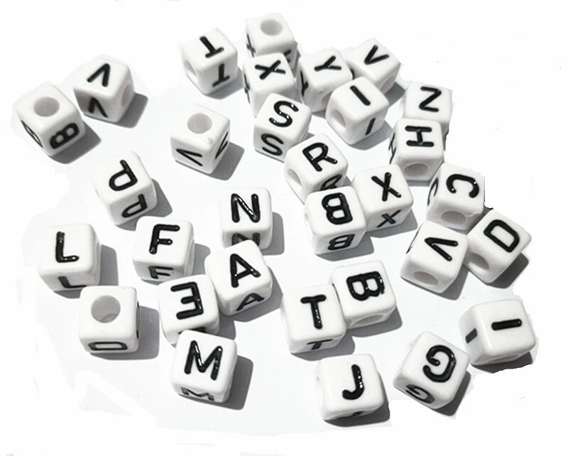 50pz misti Alfabeto / lettere di perline acrilico bianche cubo 8mm bijoux - Immagine 1 di 1