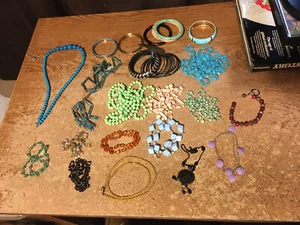 LOT OF VINTAGE NECKLACES & BRACELETS BEADS METAL COLORFUL / WRONGWAY052 - Picture 1 of 19