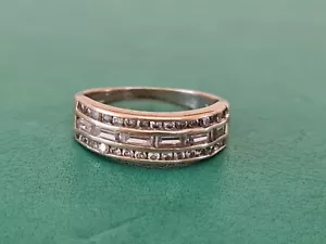 Anillo de eternidad vintage de oro de 9 quilates con topacio blanco en capas O 1/2 7 1/4 - Imagen 1 de 4