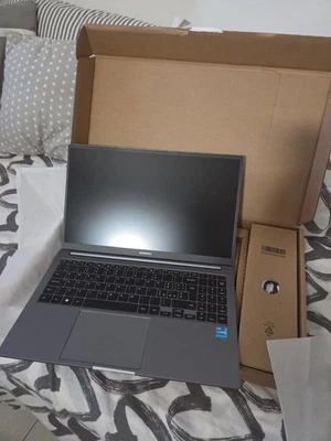 Samsung Galaxy Book 15,6" (256GB SSD, Intel Core i3 8GB) Laptop -colore Grigio  - Immagine 1 di 3