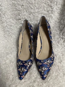 Marc Fisher Brokat Stoff royalblau bunte Fliegen Prints Blockabsatz GR.10M - Bild 1 von 11