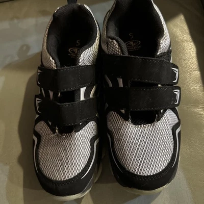 Zapatilla deportiva Athletic Works talla 5 niños negra plateada sin corbata Foto 1 de 4