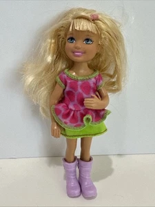 Barbie Mattel 2010 Chelsea 5,5" Safari Puppe mit rosa grünem Kleid & lila Stiefeln - Bild 1 von 8