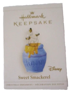 NEW HALLMARK KEEPSAKE ORNAMENT DISNEY WINNIE POOH HONEY JAR BEES SMACKERED 2006 - Picture 1 of 4