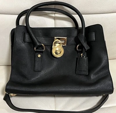 Bolso de mano Michael Kors Hamilton grande de cuero negro con cierre dorado Foto 1 de 4