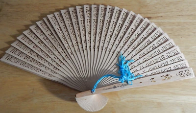 Vintage Ladies Hand Fan Cut Out Pattern Wood Folding Fan - New In Box - Imagem 1 de 4