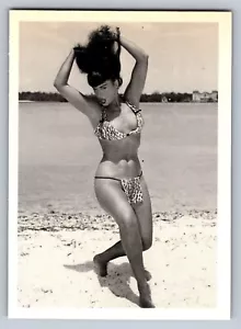 1996 21st Century Archives Bettie Page #32 "Queen of Curves" Pinup: Bunny Yeager - Picture 1 of 2