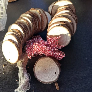 30 Runde Holzscheiben Stämme 2,5" Zoll Zum Selbermachen Handwerk Ornamente mit 2 Arten Schnur - Bild 1 von 1