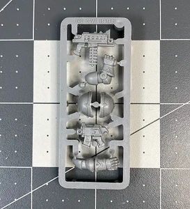 Vintage 40K CHAOS SPACE MARINE ARMS PADS WEAPONS SPRUE #1 GW 1996 OOP AV25 - Picture 1 of 1