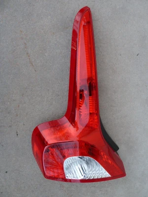 Luz trasera izquierda del lado del conductor Volvo C30 2007-13 cuarto panel cuarto Foto 1 de 4