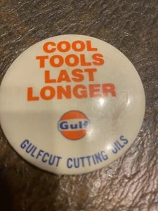 GULF GULFCUT SCHNEIDWERKZEUGE COOLE WERKZEUGE HALTEN LÄNGER 2 1/2" GAS ÖL PINBACK BUTTON  - Bild 1 von 3