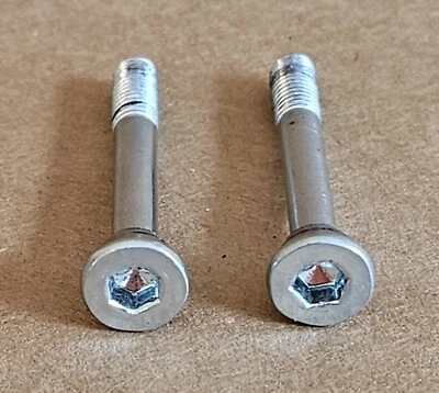 Lote de 2 parafusos Fisher Price Cradle 'n Swing cabeça sextavada de substituição (M5 X 40mm) - Imagem 1 de 4