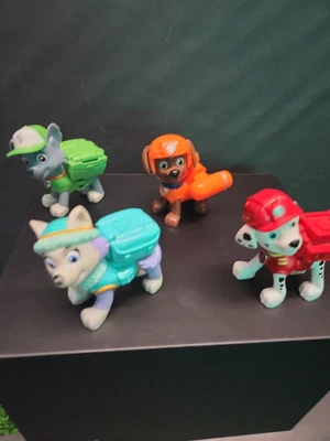 Figuras de cachorro de la Patrulla Canina con ganchos extensibles ~ Everest, Zuma, Marshall, Rocky  Foto 1 de 3