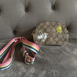 Cartera Coach X Peanuts Mini Serena en lona exclusiva con parches universitarios usada en excelente estado - Imagen 1 de 10