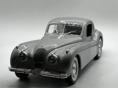 SIGNATURE MODELS Jaguar XK120 Argent 1/18 Voiture Miniature Collection - Bild 1 von 4