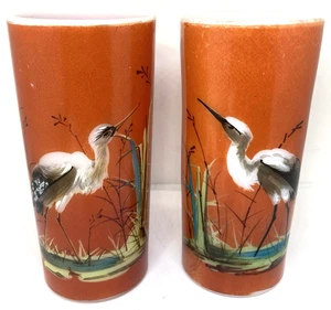 Par de jarrones rojos antiguos de vidrio de leche pintado por Smith Bros Heron cigüeña - Imagen 1 de 12