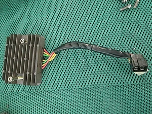 REGULADOR DE VOLTAJE DUCATI OEM MONSTER 696 620 695 - Imagen 1 de 7