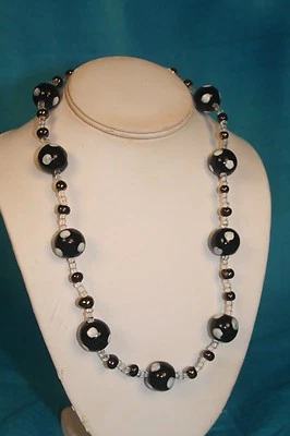 NOVO - KAZURI 22" DORIA Colar de Contas Preto e Branco sku #1864 - Imagem 1 de 4