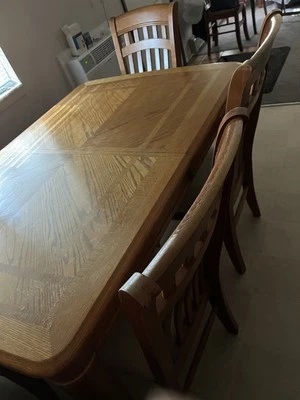 Table and 4 chairs  - Image 1 of 2