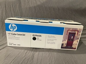 NEU versiegelt Original HP LaserJet Q3960A (122A) schwarze Tonerkassette in offener Verpackung - Bild 1 von 4