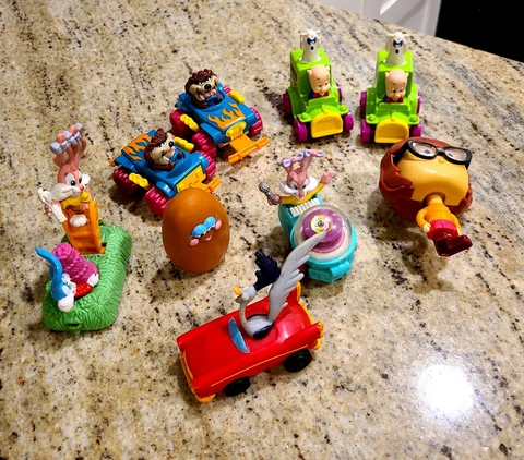 Vintage Lot of 8 McDonalds Toys &Velma. Nugget, Taz, Porky Pig, Roadrunner, Lola Cover