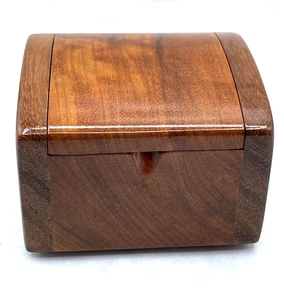 Caja de baratija pequeña artesanal Redheart / E. palo de rosa indio. Caja de anillos o sellos - Imagen 1 de 7