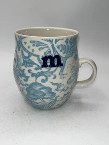 Taza Anthropologie Café Monograma Letra M Azul Blanco Koi Pez Mariposa Floral - Imagen 1 de 7